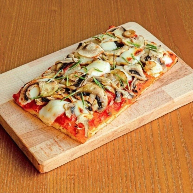 🍕🤌🇮🇹 Pizza wie aus Rom 

📍 Storia Pizza al Taglio @pizza.storia.berlin
4,9 ⭐️ (345) Googlebewertung 

In der Pizzeria Storia erwarten euch authentische Pizzen im Romana-Teglia-Stil. Diese Pizzen werden in großen rechteckigen Blechen nach der traditionellen römischen „Teglia“-Technik gebacken. Anscheinend soll das die Methode für die köstlichste Pizza mit einer knusprigen Kruste und perfekt zubereiteten Belägen sein.
Ich bin auf jeden Fall ein Fan! Super lecker, eine riesen Auswahl und das Personal ist sehr freundlich. 

‼️ ➡️ Bis zum 15.02.24 bekommt ihr sogar 20% Rabatt auf die Pizza 'Al Taglio' und außerdem erhaltet ihr 5% extra Rabatt für eine Bewertung auf Goggle und nochmal 5% extra wenn ihr der Pizzeria Storia auf Instagram folgt! ➡️ @pizza.storia.berlin

#pizzaberlin #berlinpizza #pizza #berlin #italy #storysberlin #rom #berlinfood #instagood #berlintipps #berlinguide #berlingeheimtipp #berlinfoodies #berlinfoodguide #foodie #berlincity #berlinfoodstories #berlinrestaurant #berlinmitte #berlinlife #foodphotography #berlineats #geheimtippberlin #pizzalover #pizzatime #italianfood #pizzeria #foodblogger