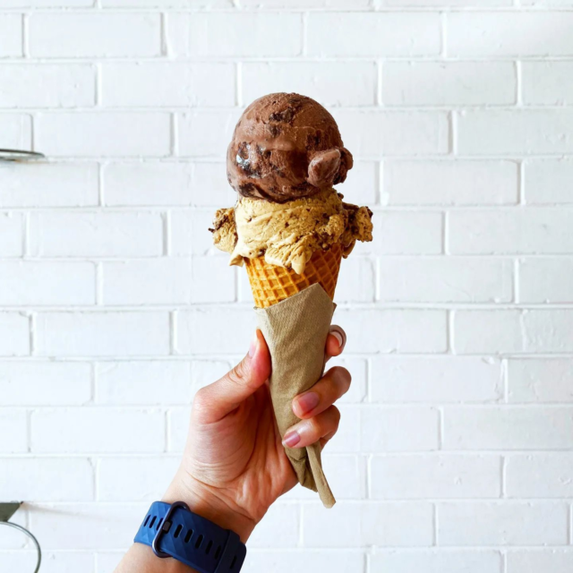 🍦🩷🍦Wow selten so leckeres Eis gegessen! 

📍Jones Ice Cream @jonesicecream
4,7 ⭐️ (2.291) Googlebewertung 

Ich hab schon so viel von Jones Ice Cream gehört und hab mich nun selbst davon überzeugt und wurde definitiv nicht enttäuscht. Hier werden alle Eis Sorten frisch hergestellt und sogar die Eiswaffeln sind selbstgemacht und echt lecker! 
Das Eis hat zwar einen stolzen Preis mit 2,60€ pro Kugel und 0,90€ für die hausgemachte Waffel aber es lohnt sich! 
So etwas habt ihr noch nie gegessen ich verspreche es euch! 😋🥰 

#berlin #berlinrestaurants #berlinfoodguide #icecream #berlinfoodie #berlinfood #berlinicecream #eisdiele #berlineisdiele #berlinfoodblogger
#berlinblogger #berlincity #berlinmitte #geheimtippberlin #storysberlin #foodie #berlinfoodie #berlinsummer