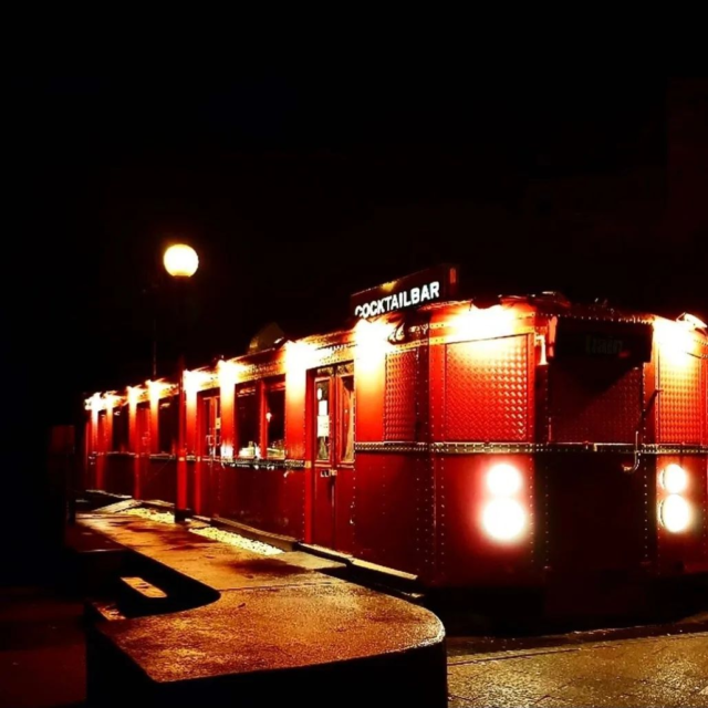 🚋🍹Train Cocktailbar,
Schöneberg - Mit der S-Bahn in die 20er Jahre

📍Train Cocktailbar @train.cocktailbar

4,4 ⭐️ (1.219) Googlebewertung

Ein echter Insider-Tipp ist die Train Cocktailbar im
Stadtteil Schöneberg. Diese Cocktailbar befindet sich
in einem umgebauten S-Bahn-Wagon aus dem
Jahr 1920. Aus diesem Wagon wurde mit bequemen
Kissen, barocken Vorhängen und stilvollen
Kronleuchtern an der Decke ein stimmungsvolles
Ambiente errichtet. Entspannende Musik und
gedämmtes Licht runden die urige Atmosphäre ab
und laden zum Entspannen ein. Daneben gibt es
einen kleinen Außenbereich unter einem Pavillion, in
dem Ihr im Sommer Cocktails an der frischen
Abendluft genießen könnt.

🍹🍺🍸To-Go Drinks bis spät in die Nacht

Alle Cocktails gibt es hier im Übrigen auch "To-Go"
sofern Ihr nur durch Zufall an dieser Cocktailbar
vorbeischlendern solltet. Die Cocktailbar öffnet
täglich um 18 Uhr ihre Türen. Sonntag bis
Donnerstag könnt lhr hier bis 2 Uhr und am Freitag
sowie Samstag bis 3 Uhr Euren Abend ausklingen
lassen.

Die Cocktails kosten zwischen 6,90 € und 8,00€

Verlinkt uns gerne wenn ihr dort seid. 😉

#storysberlin #nightlifeberlin #berlin #bar #nightlife
#cocktails #berlinnights #berlinnightlife #partyberlin
#berlincity #rooftopbar #beachbar #rooftop
#germany #sonnenuntergang #berlinbars #sunshine
#beach #partyvibes #chill #tropical #drinks
#afterwork #happy #fun #deck #lifestyle #berlinpage
#nightphotography #geheimtippberlin