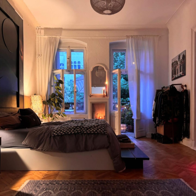 C‘est le weekend - heute stellen wir euch @berlin.interior vor. Wer Inspiration braucht um seine Wohnung einzurichten, ist hier genau richtig! 🥰🐼

Bild: @berlin.interior 

#schlafzimmer #bett #balkon #altbau #altbausanierung
#altbauwohnung #inneneinrichtung #einrichtung
#wohnzimmer #bedroom #bedroomdesign #homesweethome #apartmenttherapy #apartment #apartmentdecor #interiorstyling #interiordesign #hollywood #hollywoodstudios #burbank #filmlocation #filmfotography #europe #germany #berlin